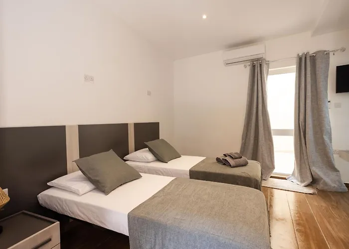 The Maltese Gem ホームステイ